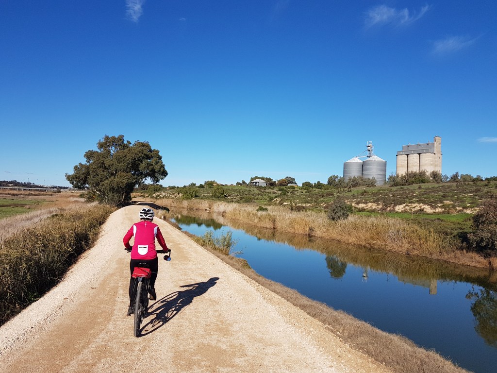 Lavender Cycling Trail (M2C) - Mount Pleasant to Murray Bridge - Levee bank - Rocky Gully Wetlands