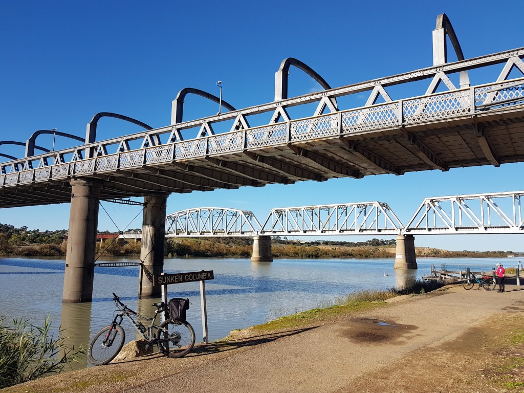 Lavender Cycling Trail (M2C) - Mount Pleasant to Murray Bridge - road and railway bridges at Murray Bridge